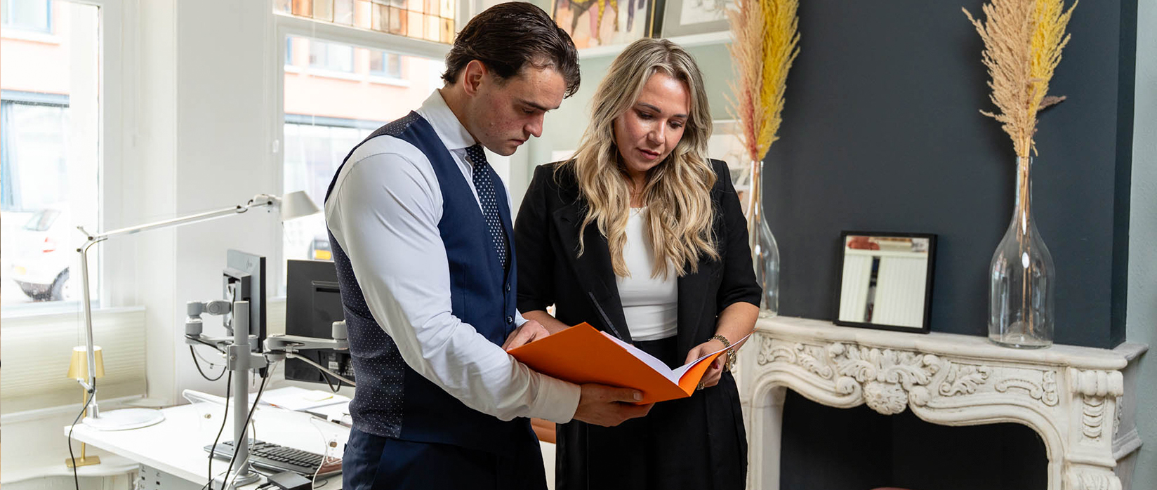 medewerkers lezend in documenten