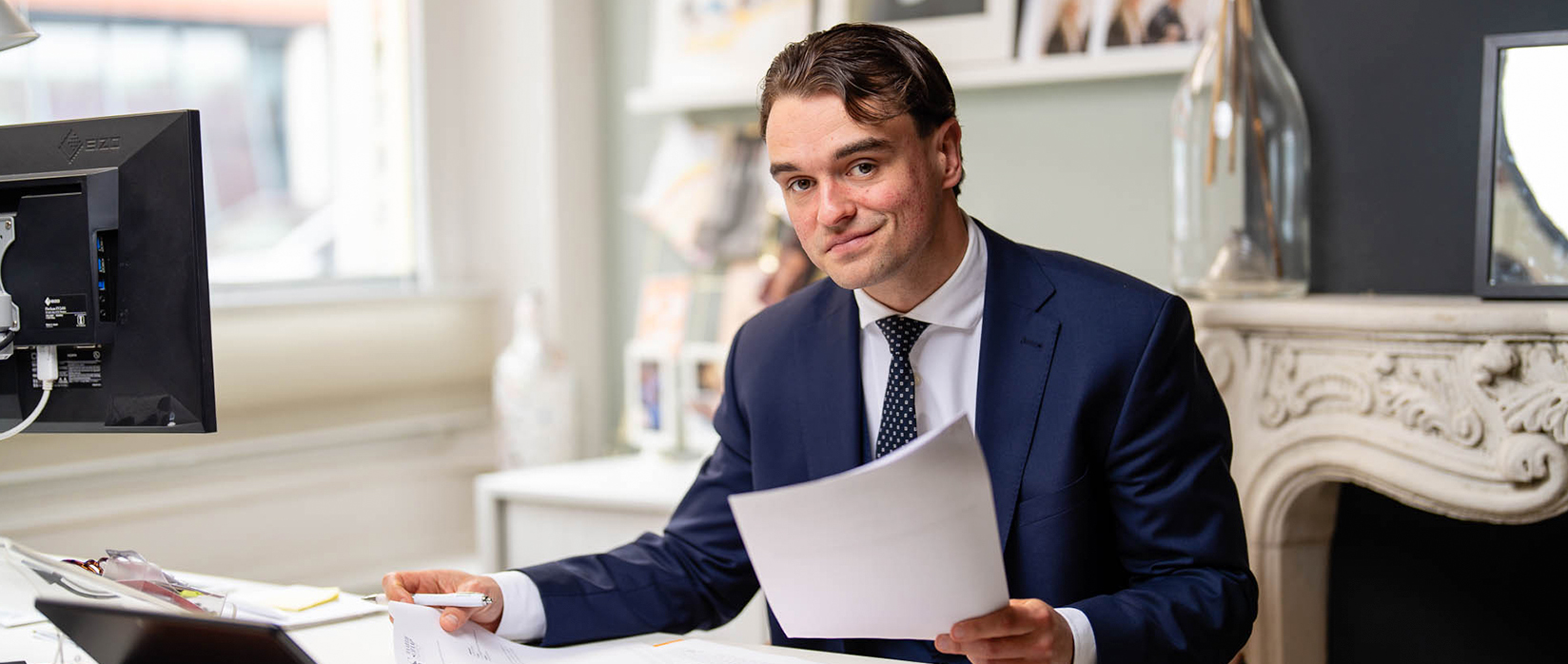 medewerkers aan buro met documenten